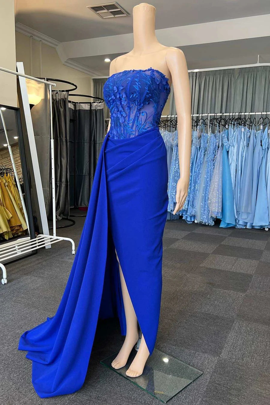 Vestido de fiesta sin tirantes con cola adjunta y apliques
